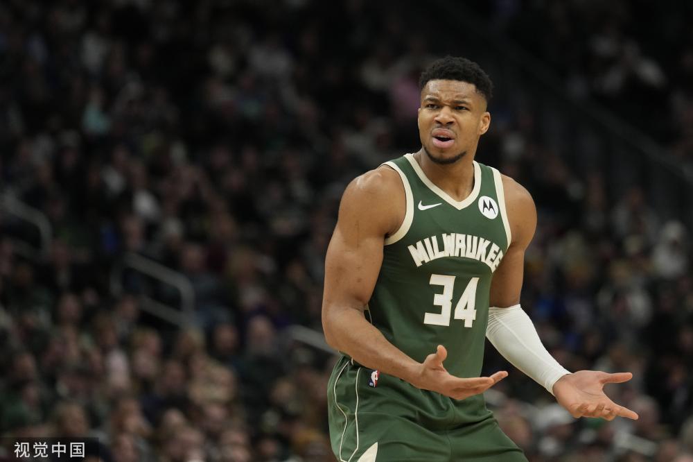 [NBA]哈登传球失误 东契奇上篮轻松得分.